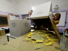 Gli scrutatori aprono un’urna per iniziare il conteggio dei voti