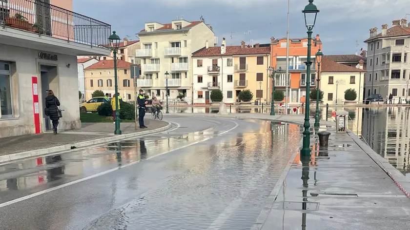 La zona del porto e quella di riva Scaramuzza: lambita pure la ciclabile