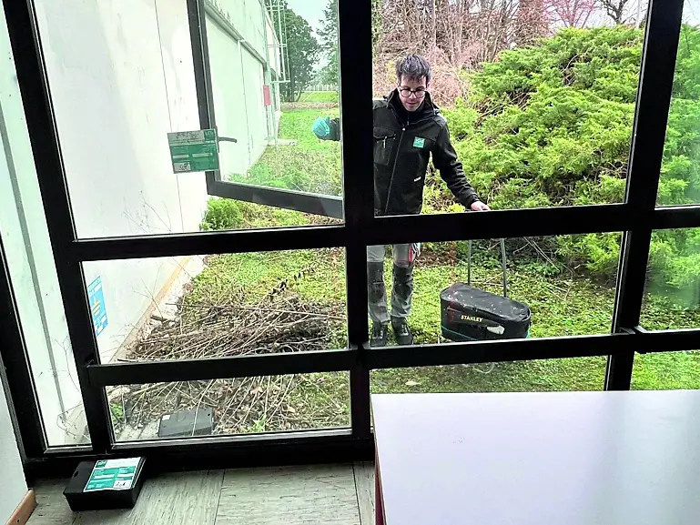 Gli addetti alla derattizzazione all’opera al liceo Grigoletti, controllate anche le aree esterne