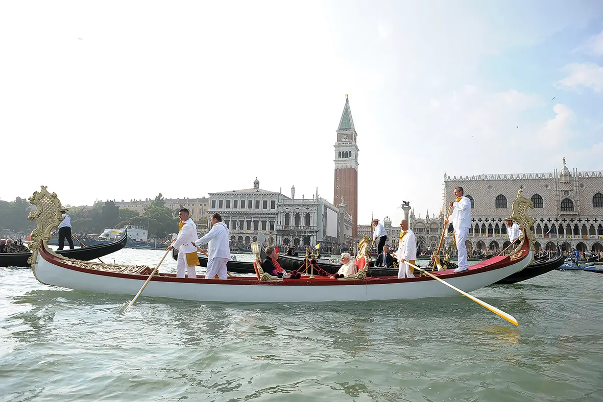 Benedetto XVI a Venezia in gondola ©Vatican Media