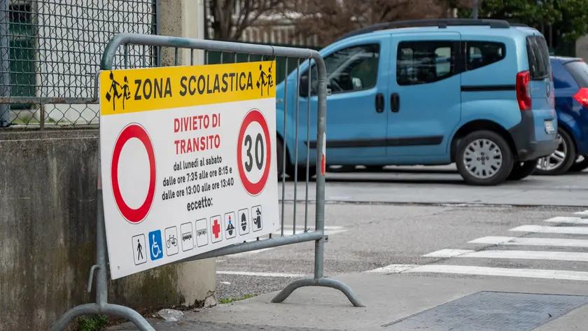 Le transenne che delimitano la zona scolastica (foto Petrussi / Marco Brisotto)