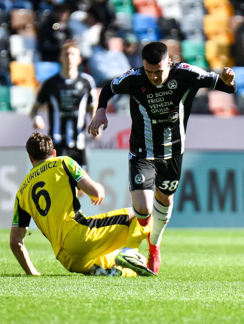 Lennon Miller in azione in azione contro il Sassuolo (foto Epa)