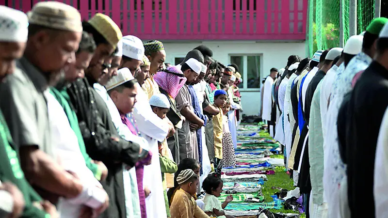 Una delle preghiere alle stalle rosse nel 2025. Foto Katia Bonaventura