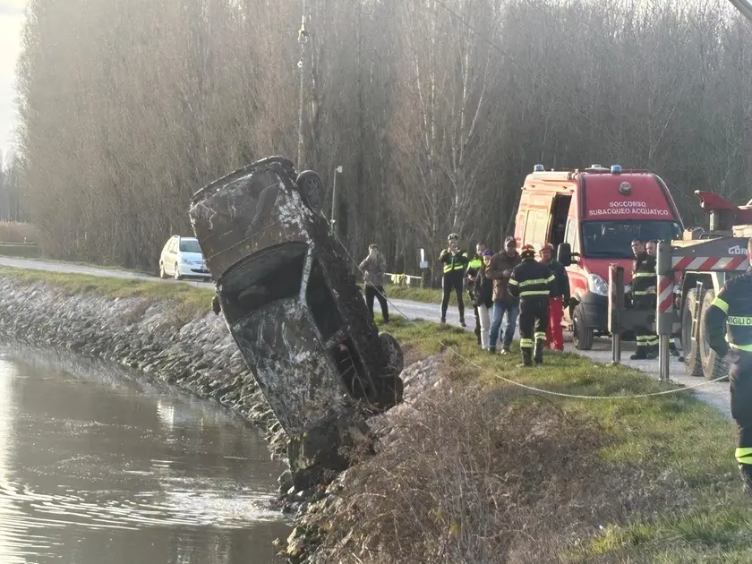 L'auto riemersa dal fiume. Foto Bortoluzzi