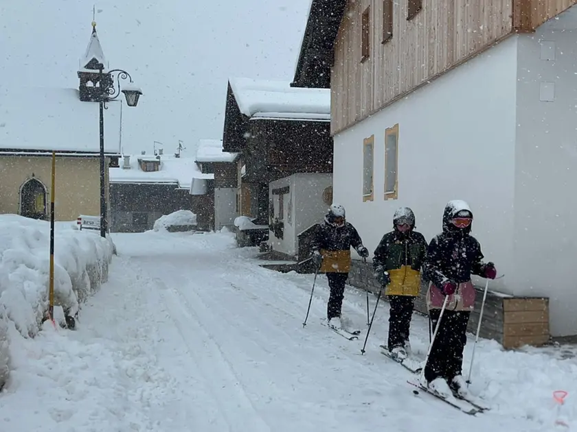 Sciatori in centro a Sappada