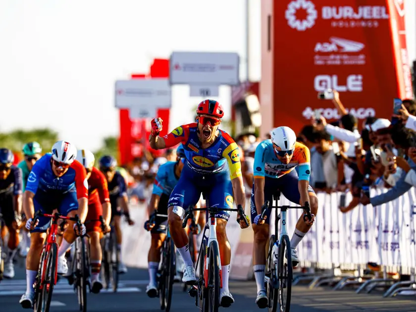 Il bujese Jonathan Milan esulta sul traguardo della terza tappa dell'Uae Tour (foto Bettini)