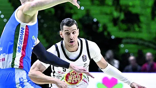 Miro Bilan sbarra la strada a capitan Alibegovic (foto Petrussi / Ciamillo)