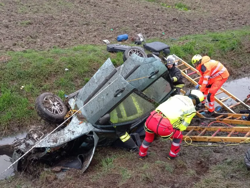 I soccorsi sul luogo dell'incidente a Castions di Strada