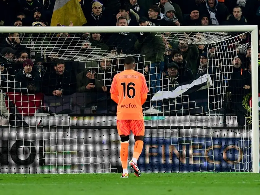 Il portiere del Milan Maignan rivolto verso la Curva nord dopo aver ascoltato alcuni insulti razzisti