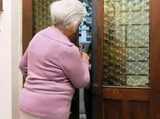 Truffa agli anziani in una foto di repertorio