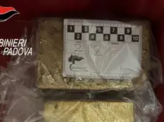 Un lingotto d'oro recuperato e sequestrato dai carabinieri