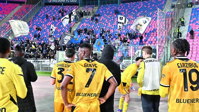 La delusione dei giocatori dell'Udinese sotto il settore dei tifosi friulani (foto Petrussi)