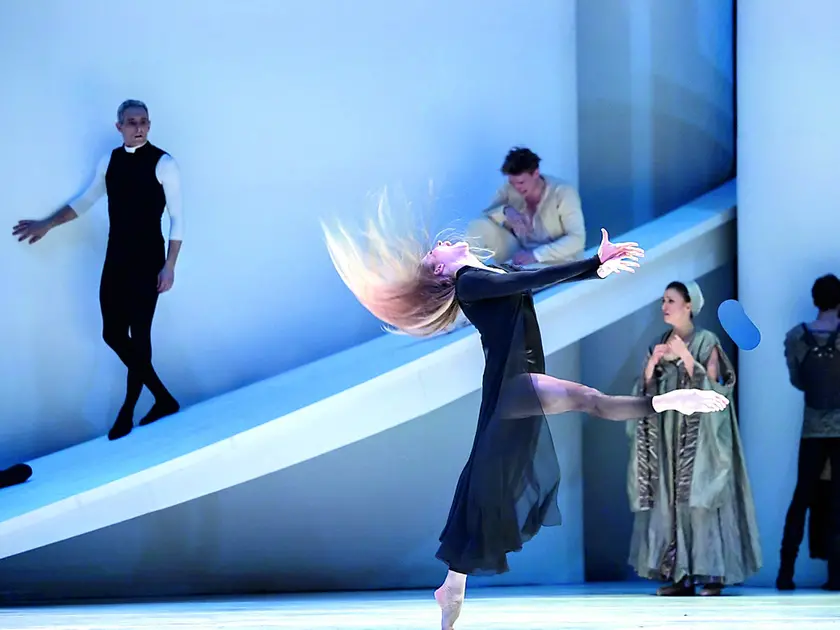 Una scena di Giulietta e Romeo in programma al Giovanni da Udine (foto Alice Blangero)