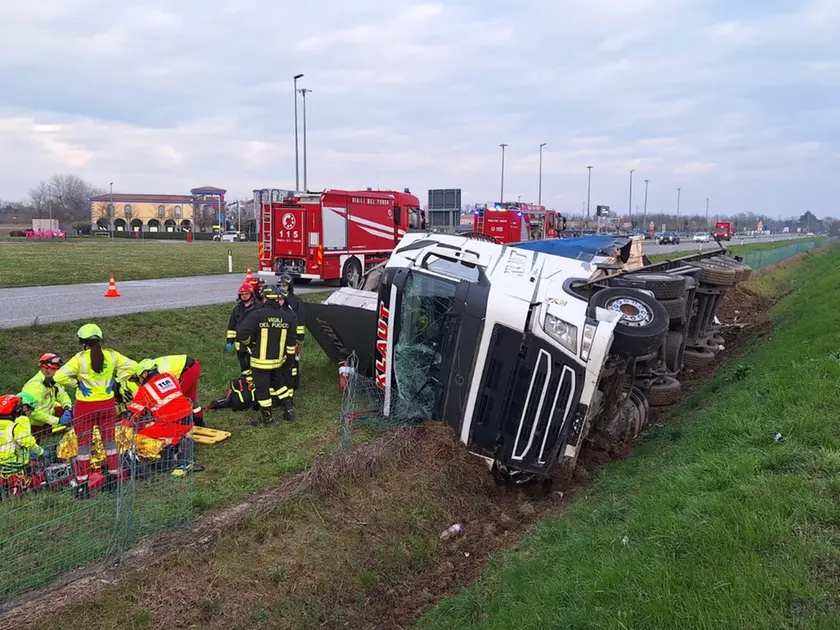 I soccorsi sul luogo dell'incidente verificatosi ad Aiello del Friuli