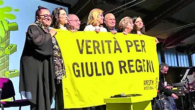La famiglia di Giulio Regeni sul palco dell'evento "Parole, immagini e musica per Giulio"