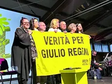 La famiglia di Giulio Regeni sul palco dell'evento "Parole, immagini e musica per Giulio"