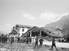 Gemona. Furono 28 gli alpini che morirono per il crollo della caserma Goi-Pantanali causato dalla scossa del 6 maggio 1976.