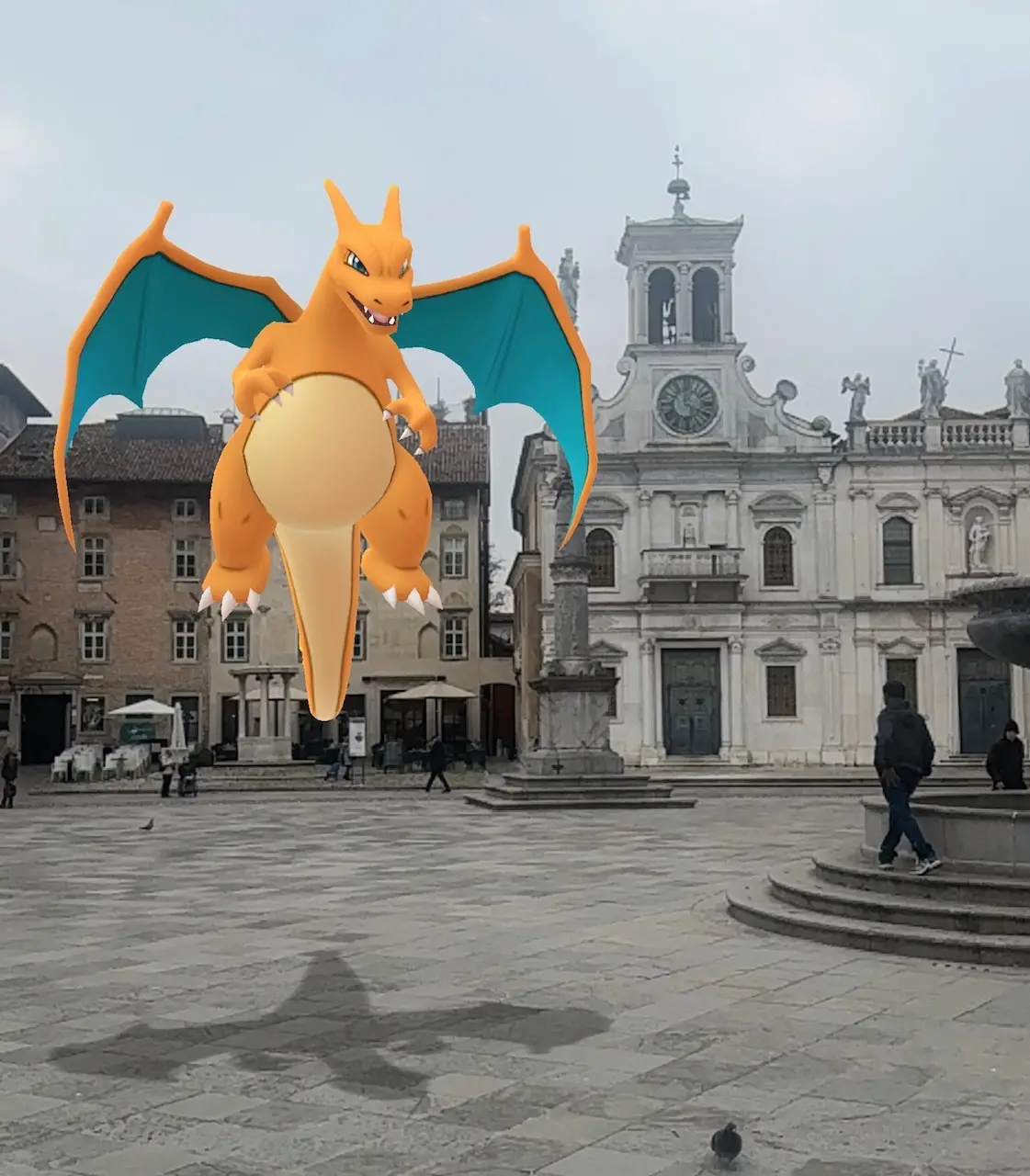 Charizard, altro celebre Pokémon, visualizzato in piazza San Giacomo grazie alla realtà virtuale