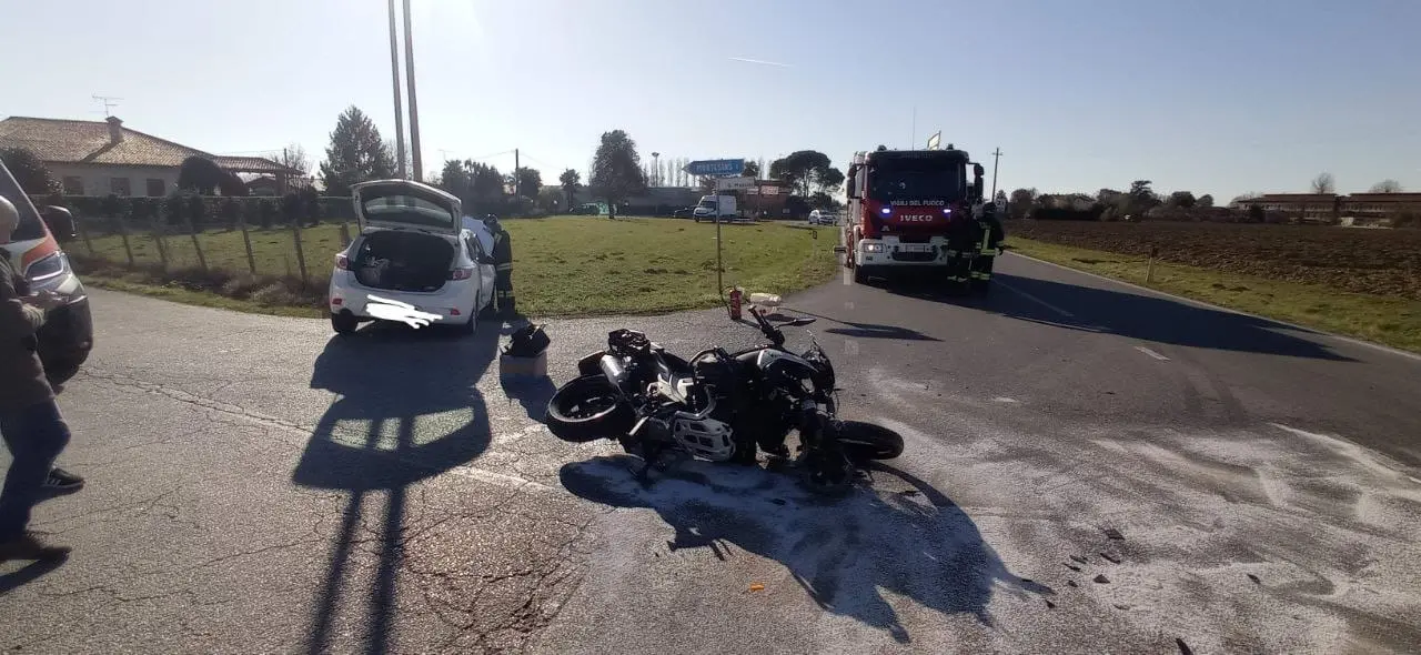 La moto e l'auto coinvolte nell'incidente a Ruda