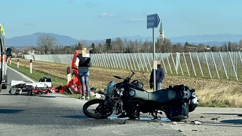 I primi soccorsi sul luogo dell'incidente a Ruda