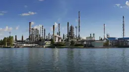 La bioraffineria dell'Eni vista dalla laguna di Venezia