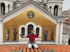 Tommaso Andreuzza sul tetto della chiesa di San Spiridione (foto tratta dai profili social di Inquota)