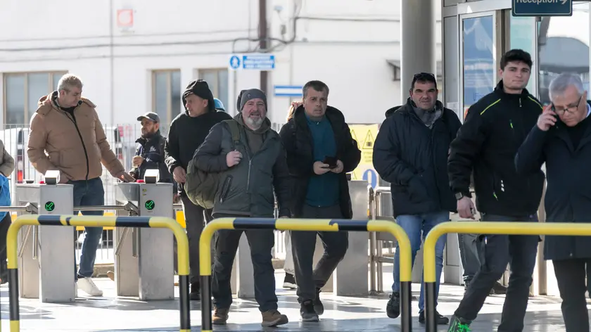 Gli operai escono dopo l’infortunio per lo sciopero (Bonaventura)