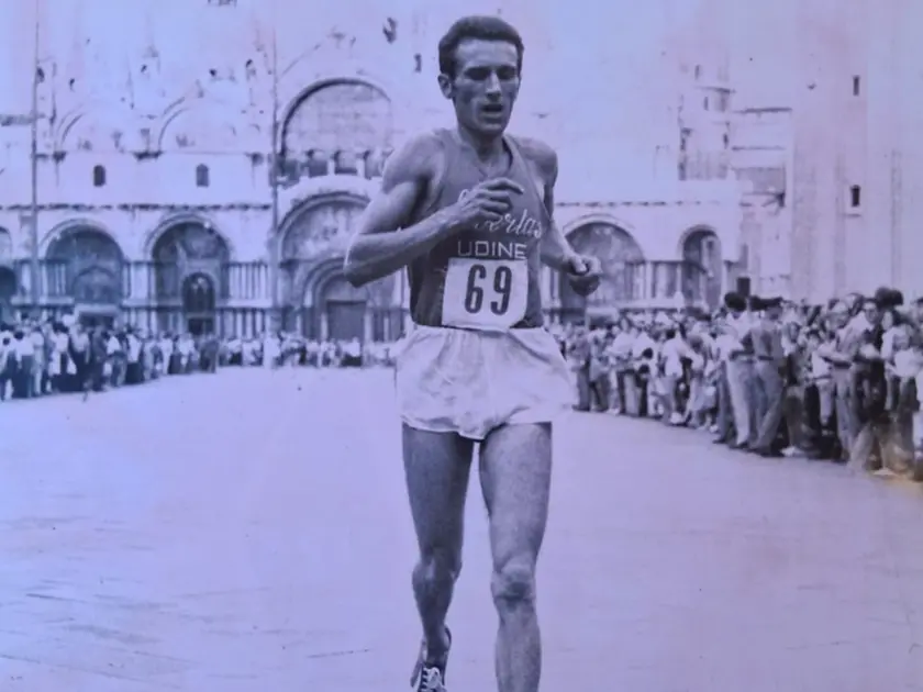 Nella foto del 1970, Pizzi è primo alla traversata di Venezia (gara nazionale)