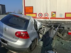 L'auto rimasta schiacciata sotto il camion