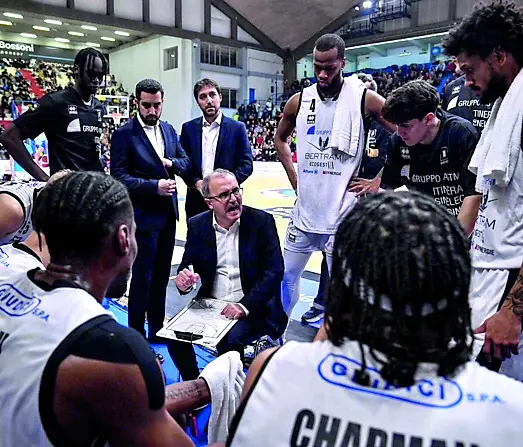 Un time out del tecnico di Tortona, Mario Fioretti (foto Claudio De Gasperi)
