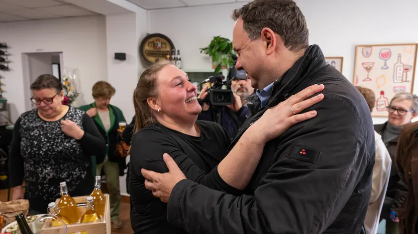 L'abbraccio tra Jessica Hartwick e il sindaco Roberto Felcaro alla riapertura del “Buon sapore”. Foto Petrussi