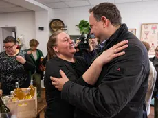 L'abbraccio tra Jessica Hartwick e il sindaco Roberto Felcaro alla riapertura del “Buon sapore”. Foto Petrussi