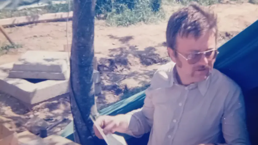 Gianpaolo Della Schiava al lavoro su un campo allestito dopo il sisma