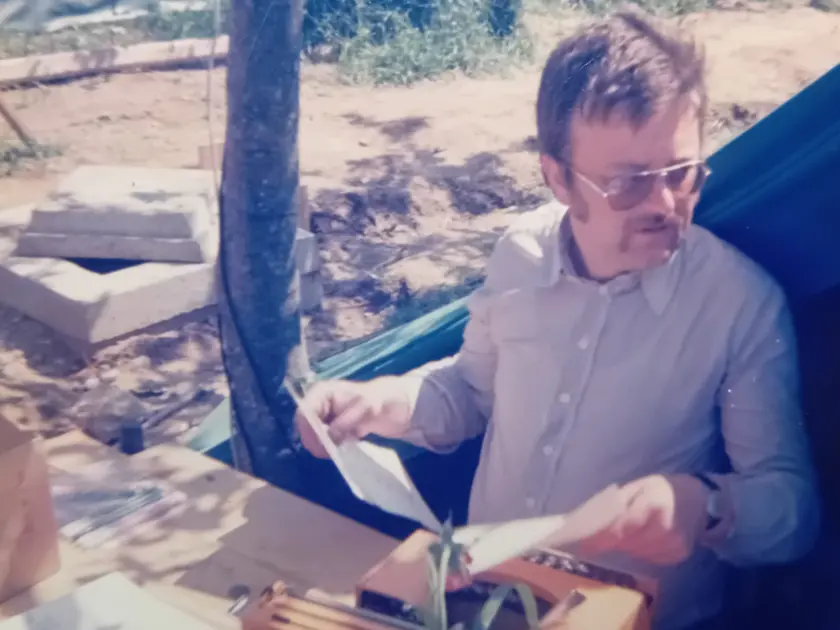 Gianpaolo Della Schiava al lavoro su un campo allestito dopo il sisma