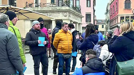 Filippo Faccin davanti al Pedrocchi con il gruppo di visitatori
