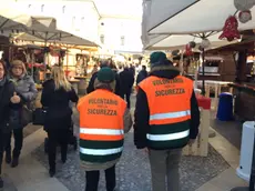 Due volontari per la sicurezza in servizio al mercato di Sacile