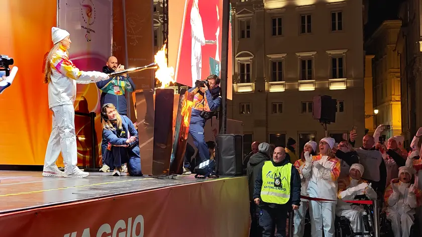 La accensione del braciere in piazza Unità a Trieste (foto Lasorte)