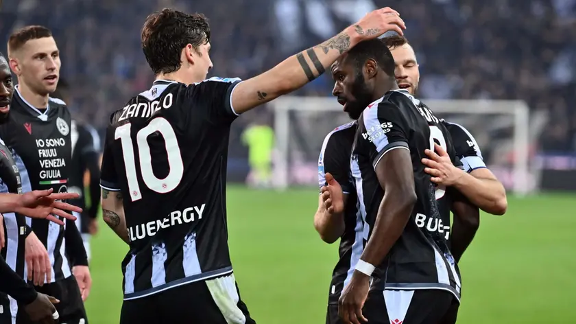 La squadra esulta dopo il 2-0 (foto Petrussi)