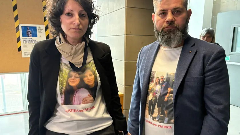 I genitori di Patrizia Cormos in aula con la maglietta “Giustizia per Patrizia”