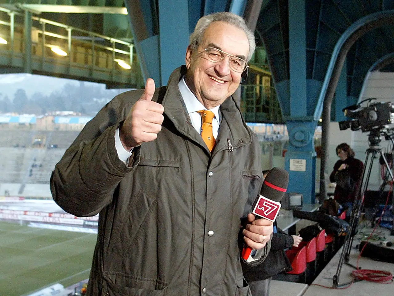 Bruno Pizzul al suo ritorno come telecronista per La7 in tribuna allo stadio Dall'Ara, Bologna, 5 giugno 2005. ANSA / GIORGIO BENVENUTI