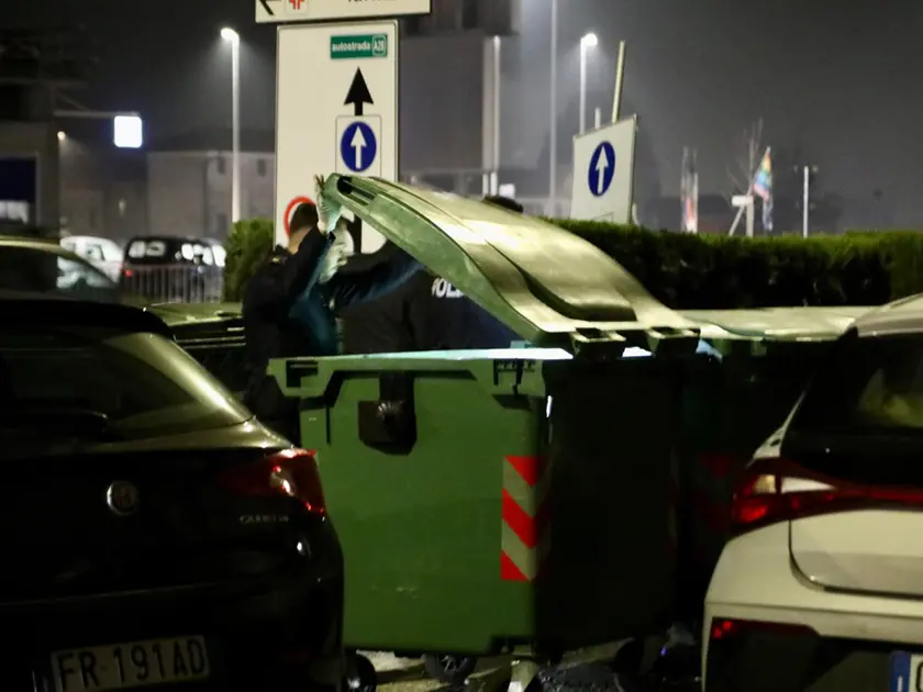 "Mario Ruoso è stato ucciso con un corpo contundente alla testa". Lo ha detto il Procuratore di Pordenone, Pietro Montrone, uscendo dall'abitazione del patron di TelePordenone, al termine del sopralluogo con la polizia scientifica. La vittima sarebbe stata presa a sprangate e la morte risalirebbe al pomeriggio del 4 marzo. Sull'esito delle indagini c'è il massimo riserbo: l'unica cosa filtrata da ambienti investigativi è che "c'è stata una mattanza". L'assassino avrebbe infierito ripetutamente sul corpo dell'anziano imprenditore. Ecco le immagini della polizia alla ricerca della possibile arma sul luogo del delitto (Foto Ambrosio/Petrussi)