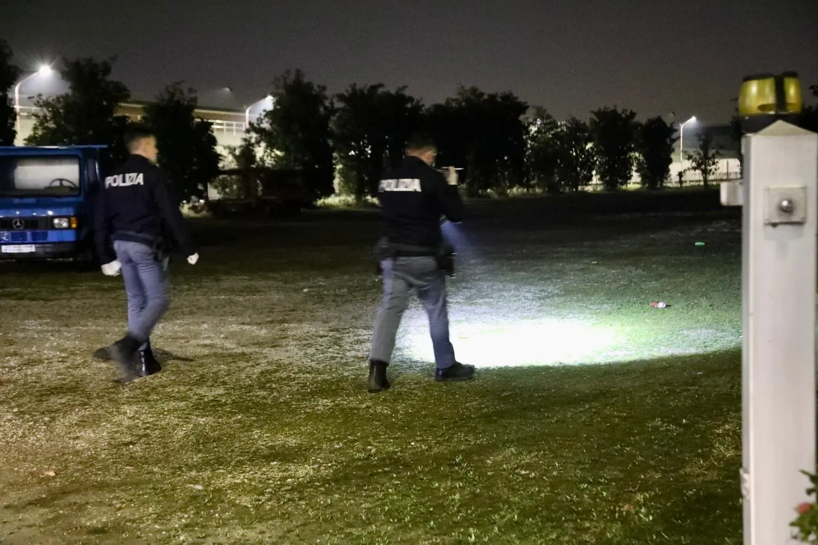 "Mario Ruoso è stato ucciso con un corpo contundente alla testa". Lo ha detto il Procuratore di Pordenone, Pietro Montrone, uscendo dall'abitazione del patron di TelePordenone, al termine del sopralluogo con la polizia scientifica. La vittima sarebbe stata presa a sprangate e la morte risalirebbe al pomeriggio del 4 marzo. Sull'esito delle indagini c'è il massimo riserbo: l'unica cosa filtrata da ambienti investigativi è che "c'è stata una mattanza". L'assassino avrebbe infierito ripetutamente sul corpo dell'anziano imprenditore. Ecco le immagini della polizia alla ricerca della possibile arma sul luogo del delitto (Foto Ambrosio/Petrussi)