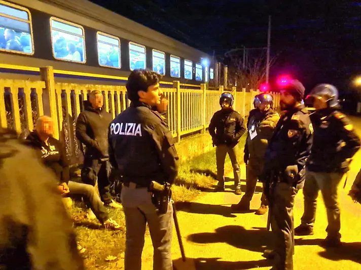 La polizia con i tifosi friulani e austriaci fermati subito dopo gli scontri con i sostenitori del Venezia