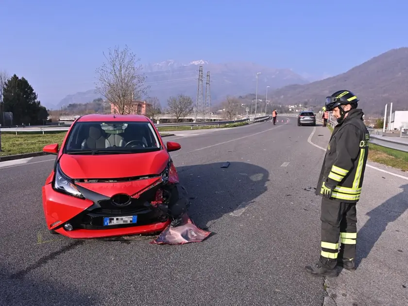 Le due auto coinvolte nell'incidente sulla strada provinciale 28 ad Artegna (foto Petrussi)