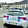 Una pattuglia della polizia locale di Maniago (foto d’archivio)