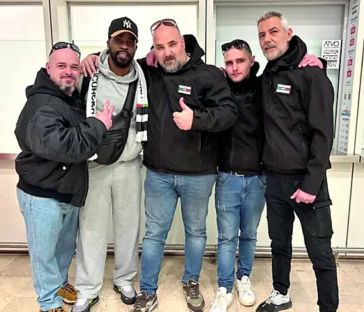 Hichey con i rappresentanti della Gioventù Bianconera ad accoglierlo a Venezia