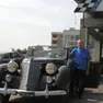 Mario Ruoso con un'auto d'epoca nel suo Garage Venezia