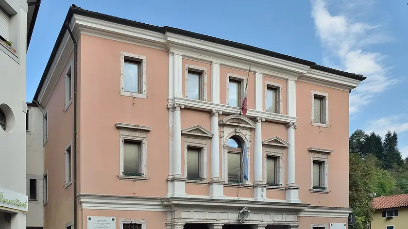 L’ingresso della sede del municipio di Moggio Udinese
