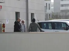 Bedin (al centro) sale sull’auto che lo condurrà in carcere