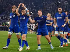 L’Italia festeggia la vittoria contro l’Inghilterra nel Sei Nazioni di rugby